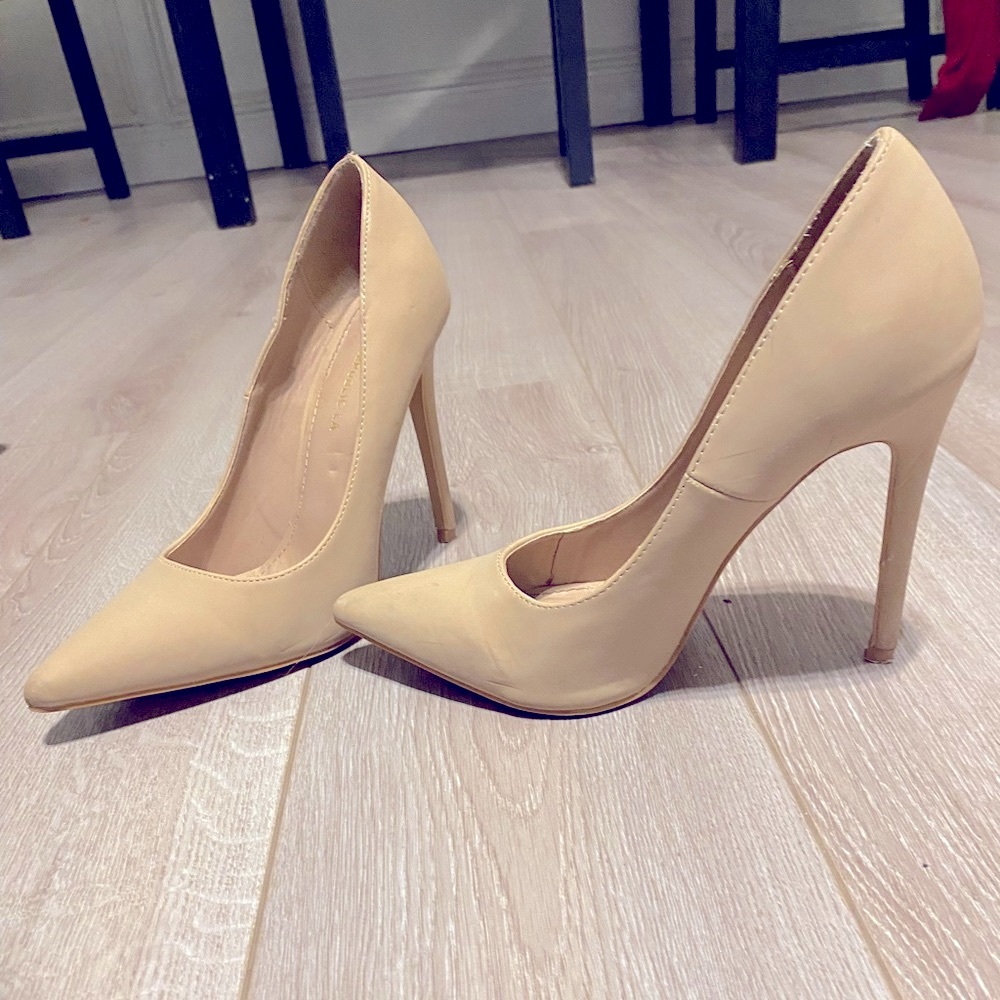 Nude Pumps, sexy,only wore them once, my feet did hurt after wearing them tho.😄